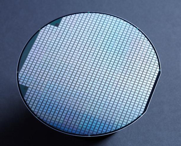 破解全行业现金成本竞争现状，两大硅片龙头同日涨价