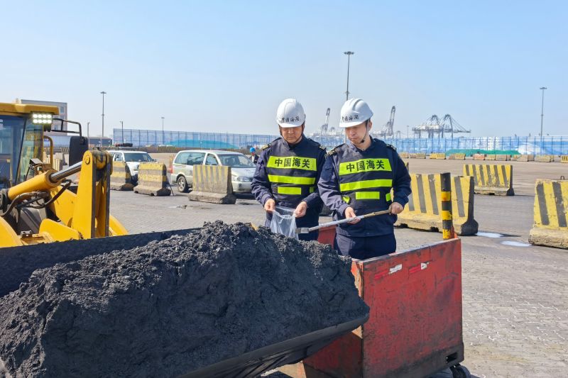 烟台海关监管退运2.17万吨有害元素超标铜精矿