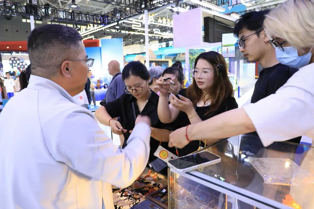 扶持女性发展玛瑙产业