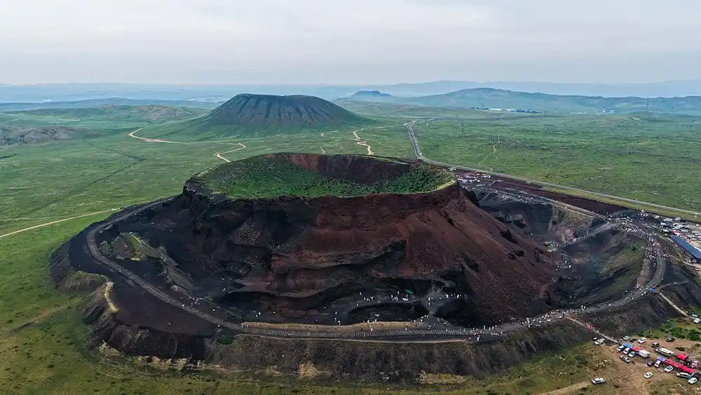 内蒙古火山群有人称挖出“黄金和玛瑙”，官方：不存在黄金矿藏，可捡拾地表散落小玛瑙留念，严禁挖掘行为
