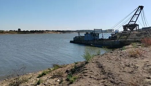 化身“砂霸”疯狂盗采砂石、侵占公司巨款，公职人员充当“保护伞”——26名股东实名举报！