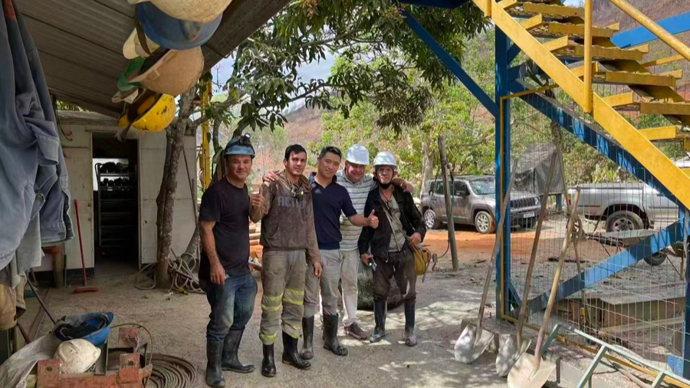 80岁巴西老矿主1美元卖出祖母绿原石，今天，它将现身上海“四叶草”