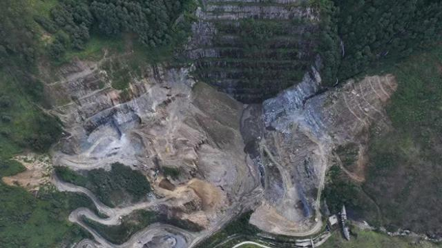 云南云龙千万吨砂岩矿采矿权“协议出让”给失信企业，官方：已立案调查