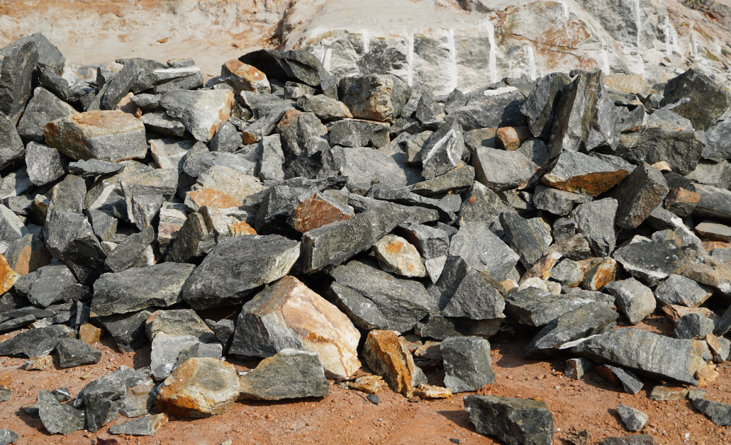 锂电行业前景广阔企业积极“出海”寻矿