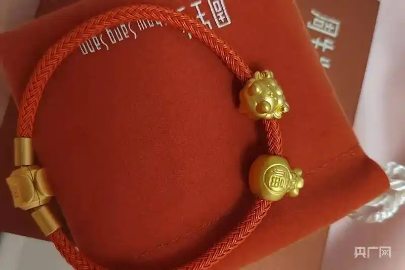 周生生足金挂坠，检测出铁银钯！